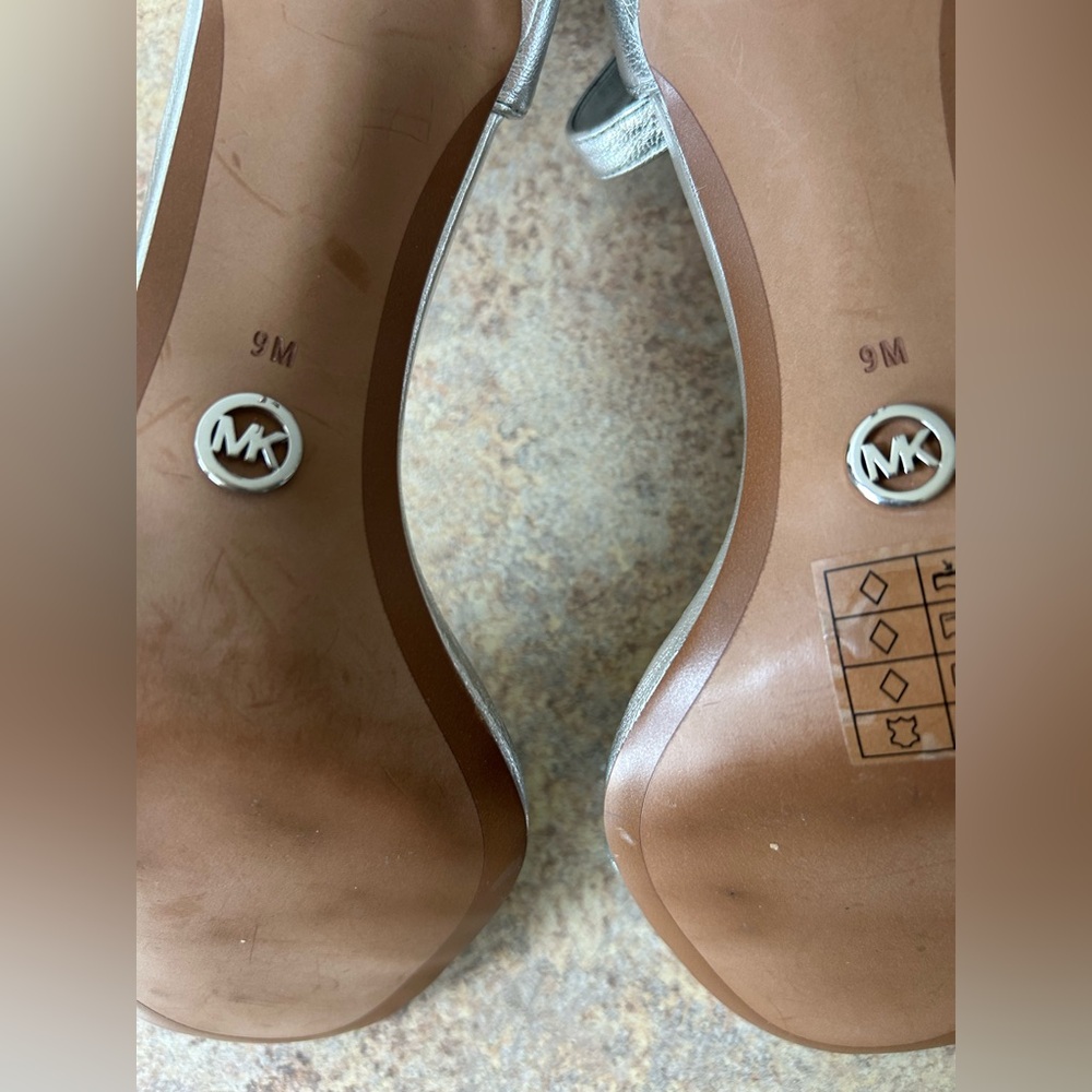 Michael Kors Metallic Silver 4” Heels with sequins Bow size 9 - Picture 4 of 10